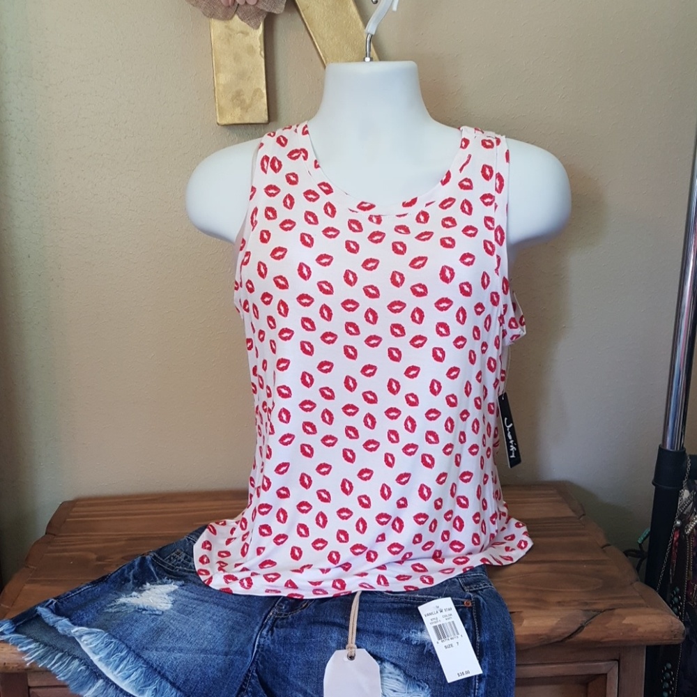 Red Lips sleeveless top 💋